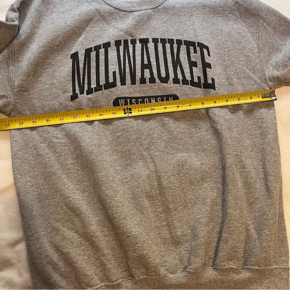 Milwaukee Wisconsin Gray Pullover Crewneck Sweatshirt Unisex Medium Gildan - Picture 8 of 10